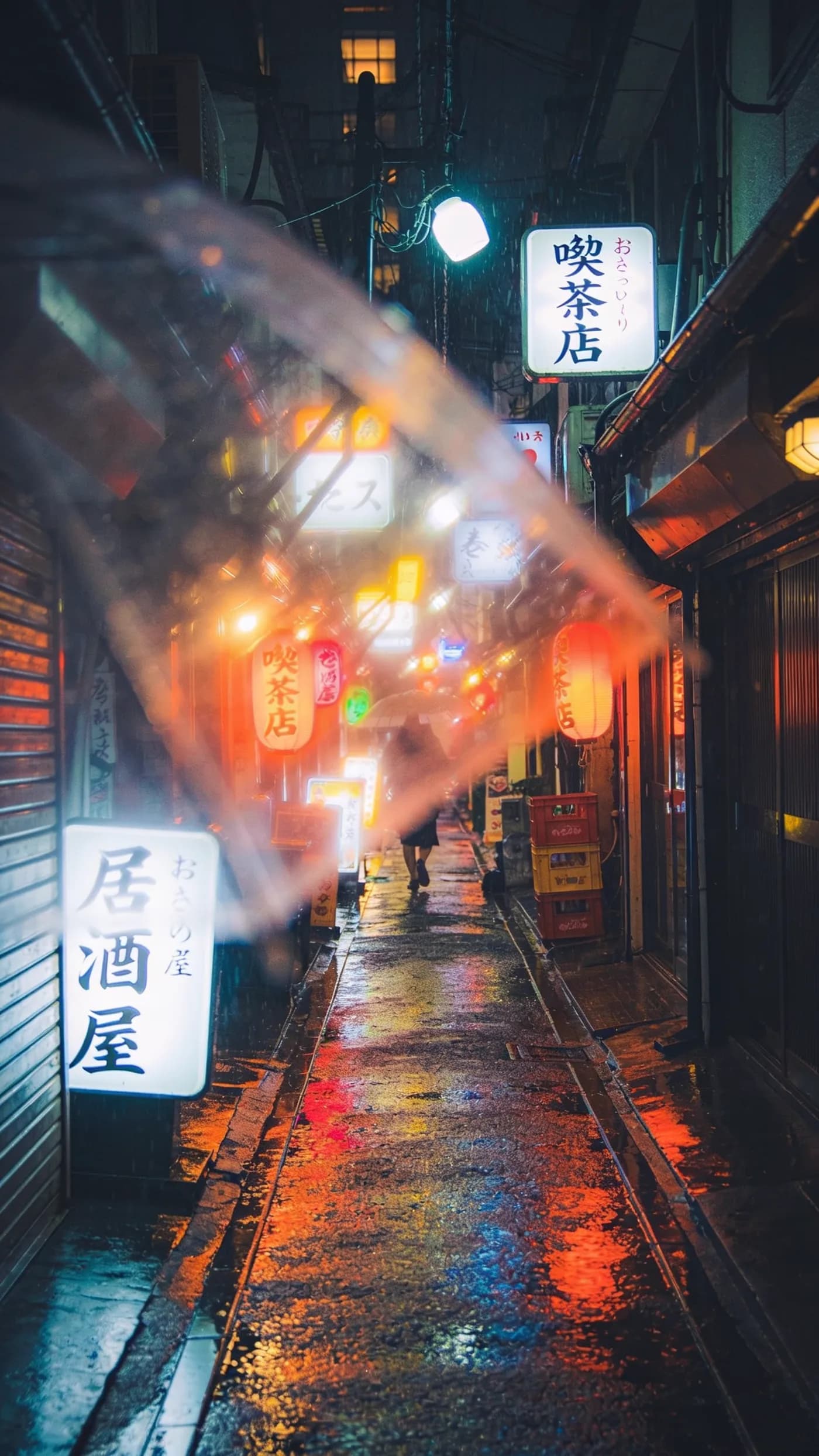 Image générée par Moqi à partir du texte : Une ruelle de Tokyo la nuit sous la pluie, enseignes lumineuses, reflets sur le sol mouillé, ambiance de film.